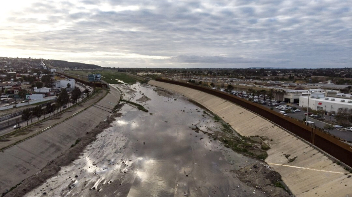 Vista del río Tijuana que cruza la frontera entre México y Estados Unidos vista desde Tijuana, estado de Baja California, México, el 14 de marzo de 2020. (Guillermo Arias/AFP vía Getty Images)