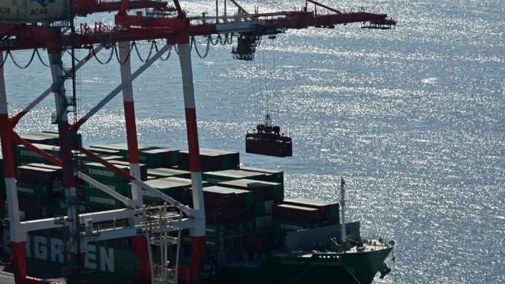 Una gran grúa buque-tierra se utiliza para descargar contenedores de carga de un buque en la terminal internacional de carga en el Puerto de Tokio el 16 de noviembre de 2023. (Kazuhiro Nogi/ AFP vía Getty Images)