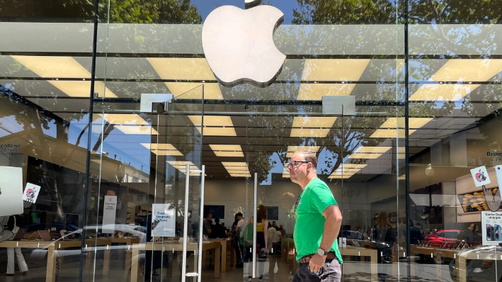 Un peatón pasa junto a una Apple Store en Berkeley, California, el 4 de agosto de 2023. (Justin Sullivan/Getty Images)