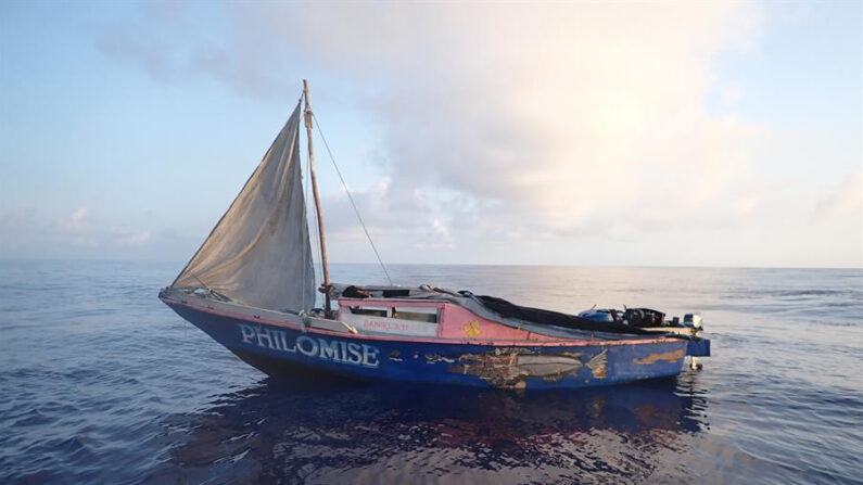Fotografía cedida por la Guardia Costera de Estados Unidos de una embarcación precaria que transportaba a 65 haitianos que fueron interceptados y socorridos el pasado 7 de marzo de 2024 por guardacostas estadounidenses cerca de Gran Iguana, en Bahamas. EFE/Guardia Costera de EE.UU.