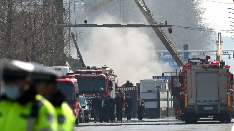 Bomberos trabajan en el lugar de una presunta explosión de gas en Sanhe, en la provincia septentrional china de Hebei, el 13 de marzo de 2024. (Greg Baker/AFP vía Getty Images)
