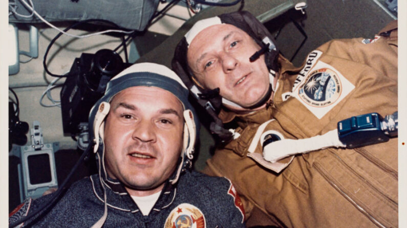 Dos tripulantes del proyecto conjunto de pruebas Apolo-Soyuz de EE.UU. y la URSS fotografiados durante una visita de los astronautas estadounidenses a la nave soviética el 17 de julio de 1975.  Son Valeri Nikolayevich Kubasov (1935 - 2014, i), el ingeniero de vuelo soviético, y Thomas P Stafford, el comandante de la misión estadounidense. (Space Frontiers/Getty Images)