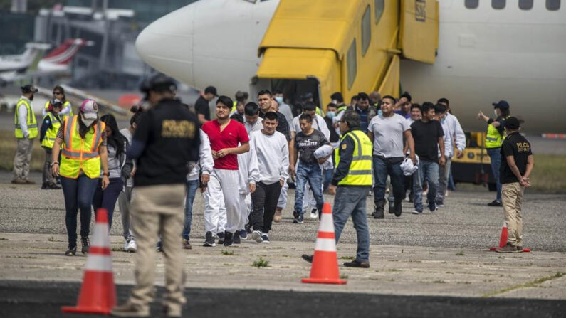 Migrantes llegan a la base militar Comando Fuerza Aérea Guatemalteca tras ser deportados desde Estados Unidos en Ciudad de Guatemala (Guatemala). Imagen de archivo. EFE/ Esteban Biba