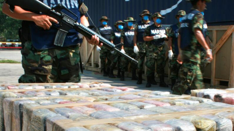 Fotografía de archivo de miembros de la Armada mexicana que vigilan 23.5 toneladas de drogas confiscadas. EFE/Jorge Gutiérrez