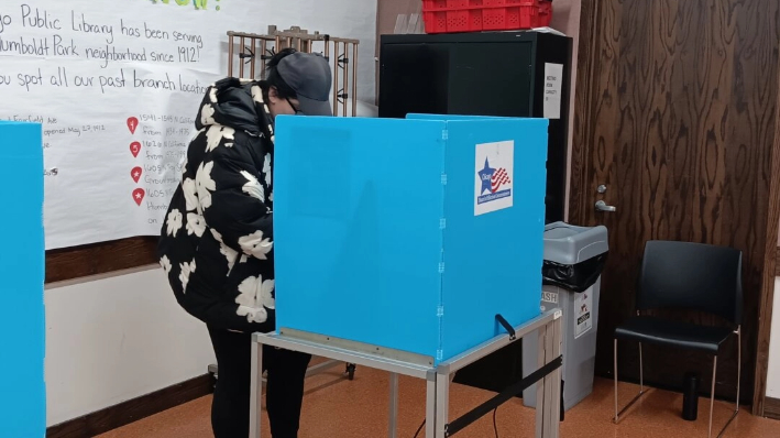 Un votante en un lugar de votación en la sucursal de Humboldt Park de la Biblioteca Pública de Chicago en Chicago, Illinois, el 19 de marzo de 2024 (Nathan Worcester/The Epoch Times).