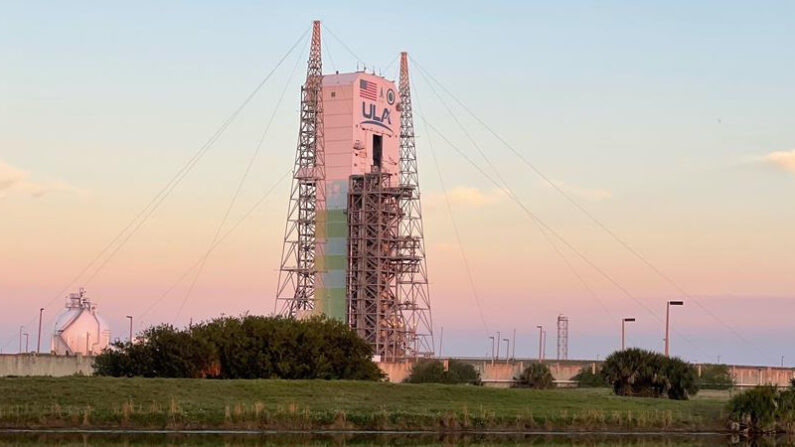 Fotografía cedida del cohete Delta IV Heavy instalado en el complejo de lanzamiento espacial en la Estación de la Fuerza Espacial de Cabo Cañaveral, Florida. EFE/ULA