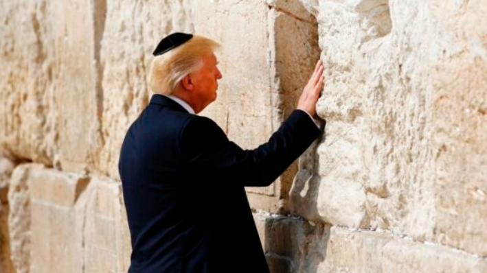El presidente Donald Trump visita el Muro de las Lamentaciones, el lugar más sagrado donde pueden rezar los judíos, en la Ciudad Vieja de Jerusalén el 22 de mayo de 2017. (Ronen Zvulun/AFP vía Getty Images)