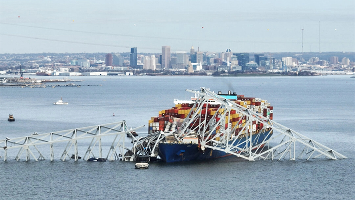 Piloto de carguero pidió ayuda a remolcadores antes de derrumbe del puente de Baltimore, según NTSB