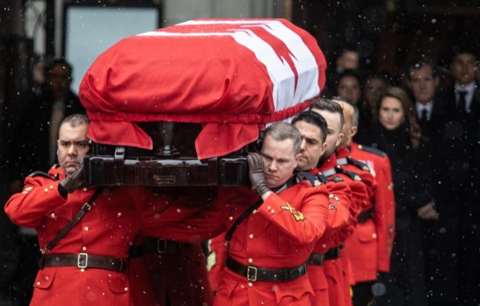 Los portadores llevan el féretro del ex primer ministro canadiense Brian Mulroney después de un funeral de Estado en la Basílica de Notre-Dame en Montreal, Canadá, el 23 de marzo de 2024. (Foto de Alexis Aubin/AFP via Getty Images)
