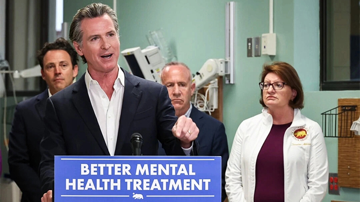 El gobernador de California, Gavin Newsom, anuncia una propuesta de iniciativa electoral para 2024 para tratar a las personas en riesgo de quedarse sin hogar y con enfermedades mentales y drogadicción en todo el estado, en el Hospital Alvarado de San Diego, el 19 de marzo de 2023. (Cortesía de la Oficina del Gobernador Gavin Newsom)