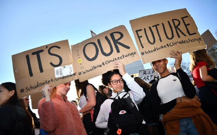 Jóvenes manifestantes sostienen pancartas mientras asisten a una protesta contra el cambio climático frente a las Casas del Parlamento en el centro de Londres, el 15 de febrero de 2019. (Ben Stansall/AFP vía Getty Images)
