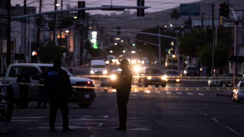 Imagen de archivo de agentes de la policía resguardando una escena del crimen en el centro de Tijuana, Baja California, México. (Foto de GUILLERMO ARIAS/AFP a través de Getty Images)
