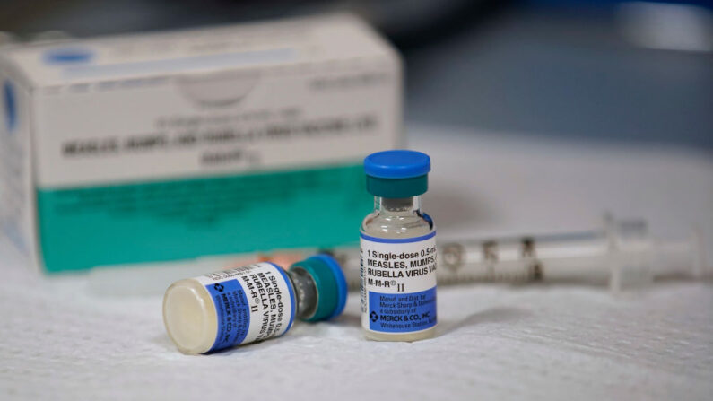 Un paquete de frascos con dosis de la vacuna contra el virus del sarampión, las paperas y la rubéola, fabricada  por MERCK, se encuentra en un mostrador del Departamento de Salud del Condado de Salt Lake en Utah el 26 de abril de 2019. (George Frey/Getty Images)