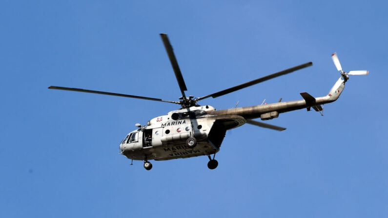 Un helicóptero de la Marina de México en una fotografía de archivo. (Alfredo Estrella/AFP vía Getty Images)