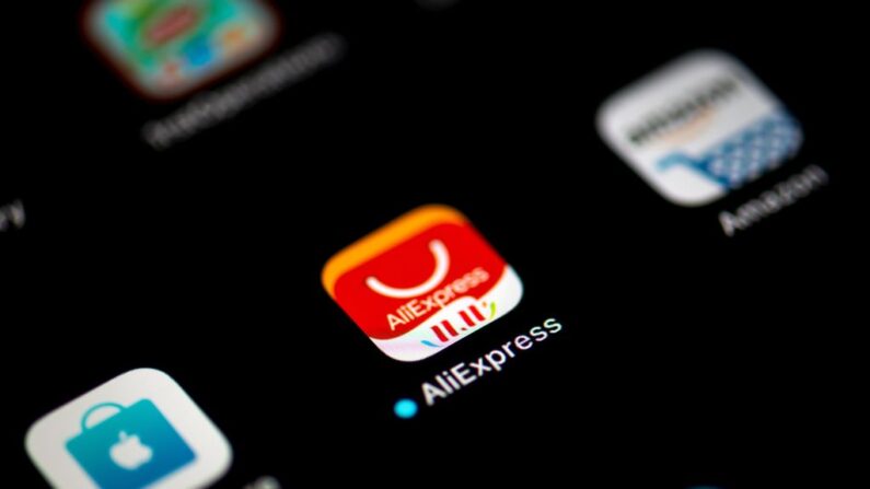 Esta foto tomada el 21 de noviembre de 2019, muestra el logotipo de la aplicación para teléfonos inteligentes del servicio minorista en línea chino AliExpress que se muestra en la pantalla de una tableta en París. (Lionel Bonaventure/AFP vía Getty Images)