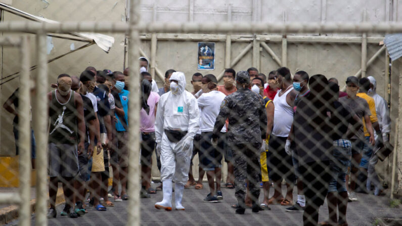 Personal del Ministerio de Salud Pública dominicano llevan trajes de protección en una prisión en Santo Domingo, en una fotografía de archivo. (Erika Santelices/AFP vía Getty Images)