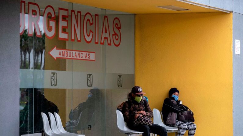 Personas esperan noticias sobre sus familiares en Urgencias de un hospital en México, en una fotografía de archivo. (Guillermo Arias/AFP vía Getty Images)