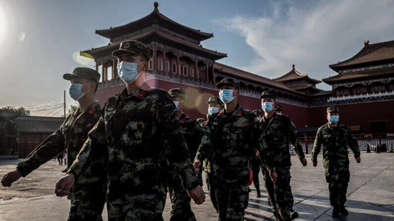 Soldados del Ejército Popular de Liberación marchan frente a la entrada de la Ciudad Prohibida, en Beijing, el 19 de mayo de 2020. (Nicolas Asfouri/AFP vía Getty Images)
