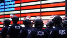 NYPD da emotivo adiós a oficial asesinado en Nueva York