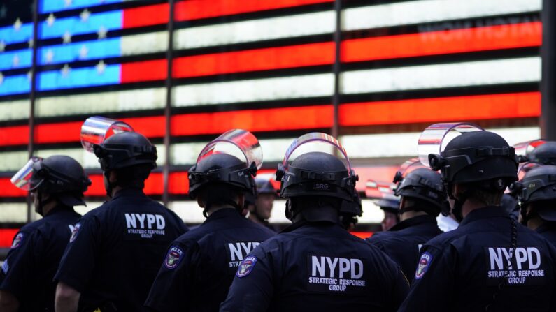 Los oficiales de policía observan a los manifestantes en Times Square el 1 de junio de 2020, durante una protesta de "Black Lives Matter". (Timothy A. Clary/ AFP via Getty Images)