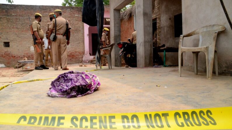 La policía india monta guardia en un sitio después de un ataque, en una fotografía de archivo. (STR/AFP via Getty Images)