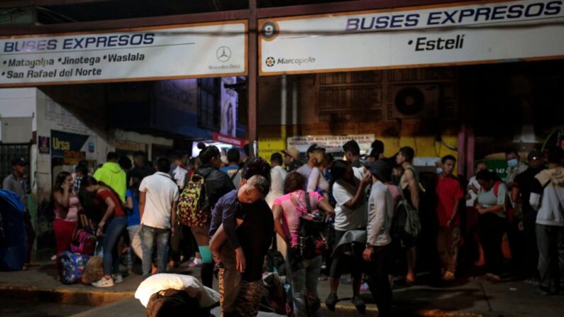 Migrantes esperan para abordar un autobús que los llevará a la frontera entre Nicaragua y Honduras en una terminal de autobuses en Managua (Nicaragua), el 4 de octubre de 2022. (Oswaldo Rivas/AFP vía Getty Images)