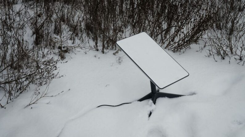 La antena del sistema de banda ancha satelital Starlink se ve en la nieve en Bakhmut, Ucrania, el 16 de febrero de 2023. (Yasuyoshi Chiba/AFP vía Getty Images)