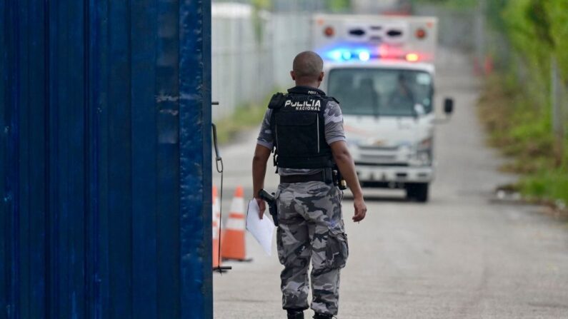 Un vehículo médico forense sale de la cárcel de máxima seguridad La Roca en Guayaquil, Ecuador, el 4 de abril de 2023. (STR/AFP vía Getty Images)