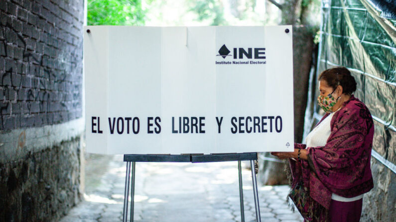 Una persona se encuentra en la casilla electoral durante las elecciones intermedias el 06 de junio de 2021 en la Ciudad de México, México. (Manuel Velasquez/Getty Images)