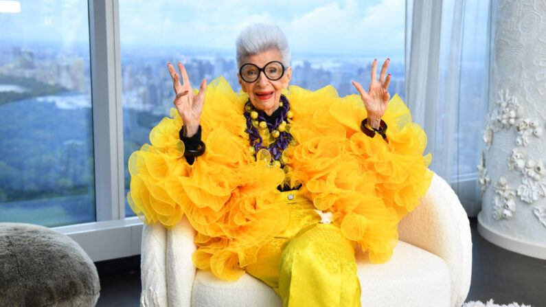 Iris Apfel se sienta para un retrato durante su fiesta de cumpleaños número 100 en Central Park Tower el 09 de septiembre de 2021 en la ciudad de Nueva York. (Noam Galai/Getty Images para Central Park Tower)