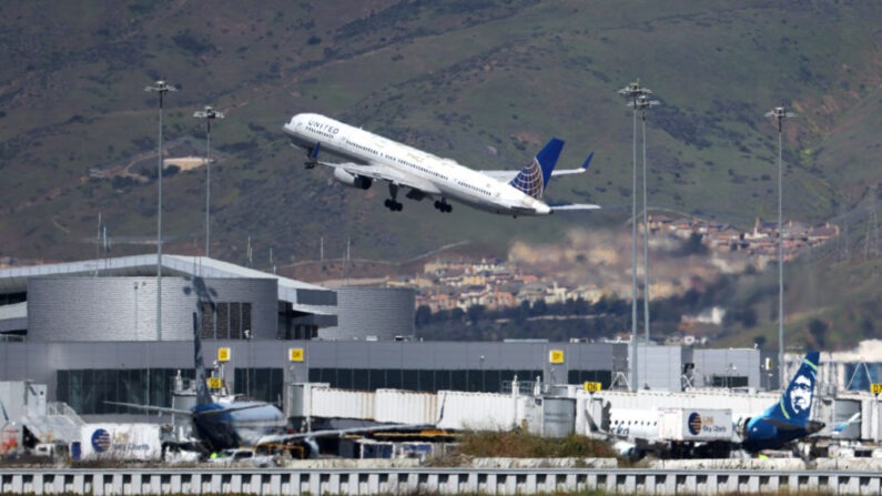 Una imagen de archivo de un avión de United Airlines que despega del Aeropuerto Internacional de San Francisco, el 07 de marzo de 2022 en San Francisco, California. (Justin Sullivan/Getty Images)