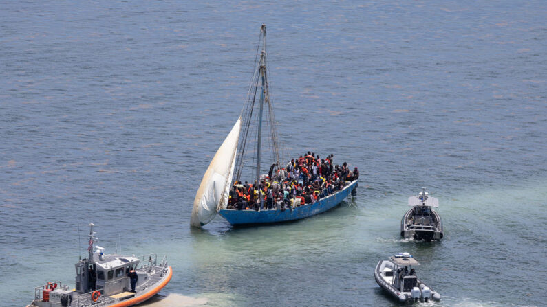 Guardia Costera de EE. UU. navega cerca de un velero con aproximadamente 150 inmigrantes el 21 de julio de 2022 en Islandia, Florida. (Joe Raedle/Getty Images)