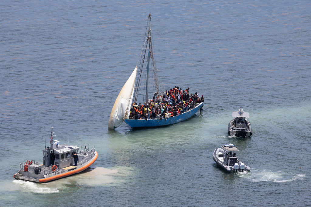 Al menos 118 migrantes haitianos llegan en un barco de vela a Los Cayos de Florida