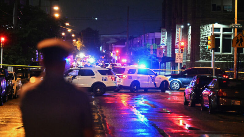 La policía trabaja en la escena de un tiroteo el 3 de julio de 2023 en Filadelfia, Pensilvania. (Drew Hallowell/Getty Images)