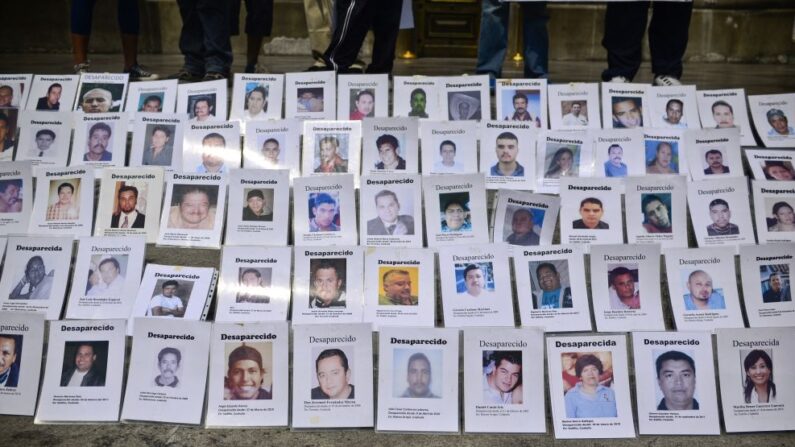 Retratos de personas desaparecidas se exhiben en Ciudad de México (México), el 10 de mayo de 2013. (Ronaldo Schemidt/AFP vía Getty Images)