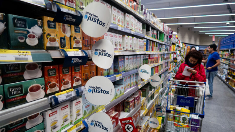 Carteles de un programa de gobierno para controlar los precios llamado "Precios Justos" en español se muestran en un supermercado el 03 de diciembre de 2023 en Buenos Aires, Argentina. (Tomas Cuesta/Getty Images)