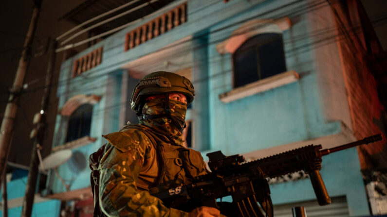 Un soldado vigila en la parte superior de una camioneta durante una operación de seguridad, en un barrio pobre de Guayaquil, Ecuador, en la madrugada del 12 de enero de 2024. (Yuri Cortez/AFP vía Getty Images)