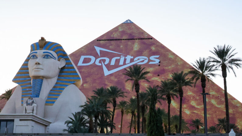 El lado triangular del Strip de Las Vegas del Luxor Hotel and Casino está cubierto con un anuncio naranja de Doritos antes del Super Bowl LVIII el 30 de enero de 2024 en Las Vegas, Nevada.  (Ethan Miller/Getty Images)