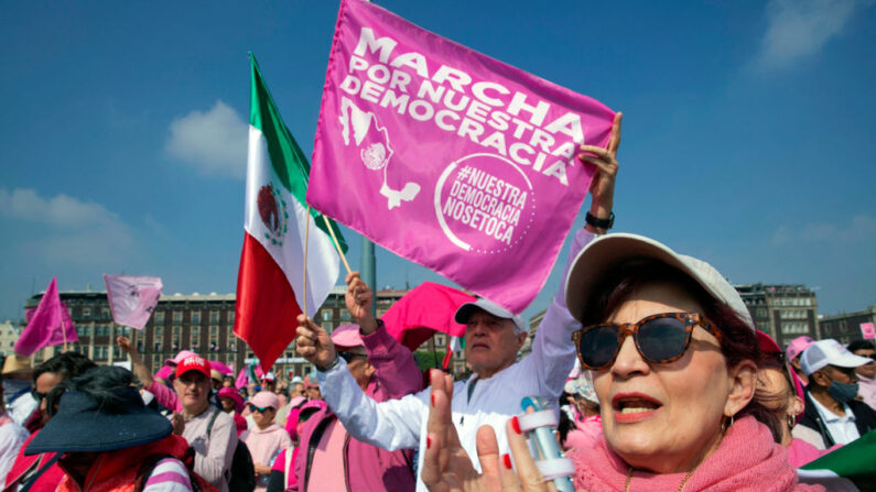 Ciudadanos participan en la marcha opositora "Por nuestra democracia" convocada por varias organizaciones para exigir un "voto libre" en las próximas elecciones presidenciales del 2 de junio, en la plaza del Zócalo de Ciudad de México, el 18 de febrero de 2024. (VICTOR MENDIOLA/AFP vía Getty Images)