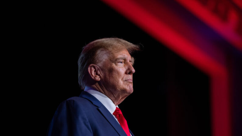 El candidato presidencial republicano, el expresidente de EE.UU. Donald Trump, en el escenario durante el Foro Presidencial de la Convención Internacional de Medios Cristianos NRB 2024, el 22 de febrero de 2024, en Nashville, Tennessee. (Jon Cherry/Getty Images)