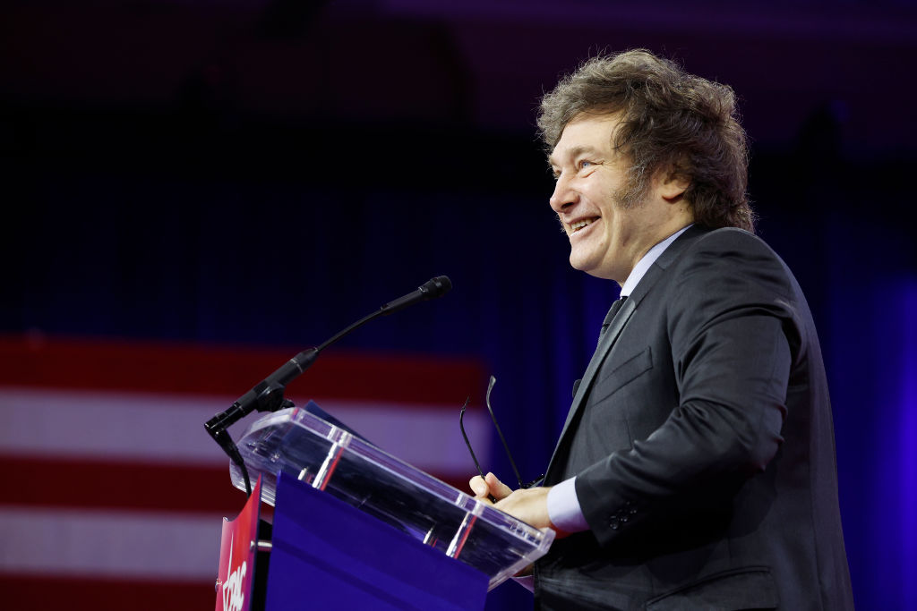 El presidente de Argentina, Javier Milei, habla en la Conferencia de Acción Política Conservadora (CPAC) en el Gaylord National Resort Hotel And Convention Center el 24 de febrero de 2024. (Anna Moneymaker/Getty Images)