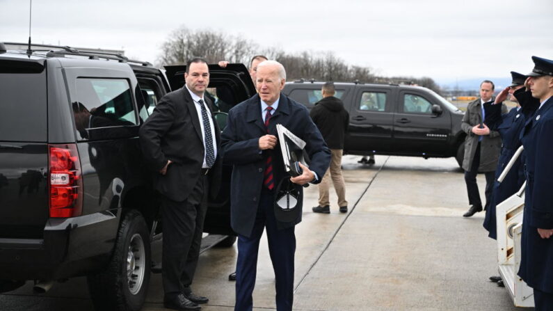 El presidente Joe Biden llega para abordar el Air Force One en el Aeropuerto Regional de Hagerstown en Hagerstown, Maryland, el 5 de marzo de 2024. (Mandel Ngan/AFP vía Getty Images)
