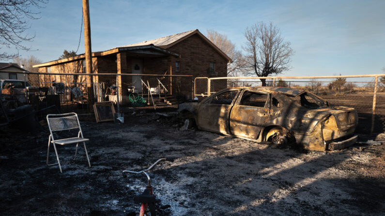 Los restos del incendio y las cenizas permanecen junto a una casa tras el incendio de Smokehouse Creek el 03 de marzo de 2024 cerca de Stinnett, Texas. (Scott Olson/Getty Images)