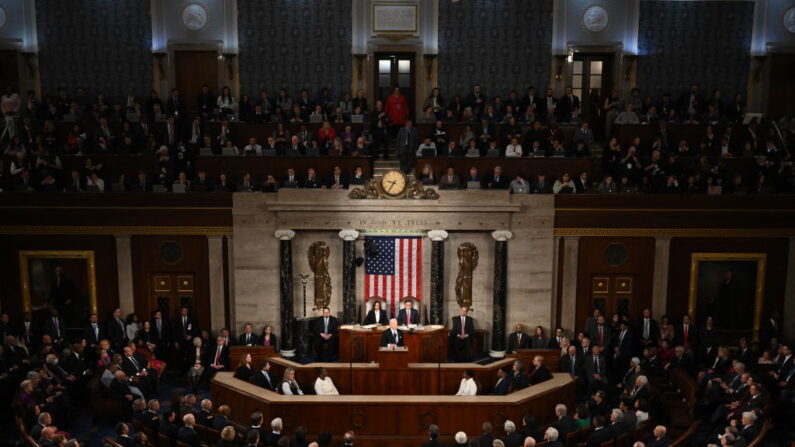 El presidente Joe Biden pronuncia el discurso sobre el Estado de la Unión en la Cámara de Representantes del Capitolio de Estados Unidos en Washington el 7 de marzo de 2024. (Saul Loeb/AFP vía Getty Images)