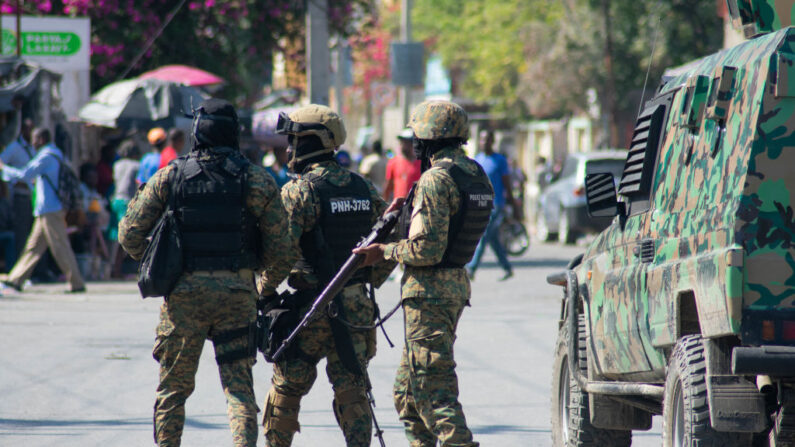 Agentes de la policía haitiana se despliegan en Puerto Príncipe, Haití, el 9 de marzo de 2024. (Clarens Siffroy/AFP vía Getty Images)