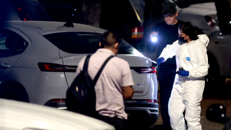 Personal forense y policías de investigación inspeccionan el automóvil del periodista mexicano Jaime Barrera, que fue encontrado tras su desaparición en Zapopan, estado de Jalisco, México, el 12 de marzo de 2024. (Ulises Ruiz/AFP vía Getty Images)