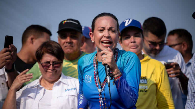 La líder opositora venezolana, María Corina Machado, habla a sus simpatizantes durante un mitin en Guacara, estado de Carabobo, Venezuela, el 13 de marzo de 2024. (Gabriela Oraa/AFP vía Getty Images)