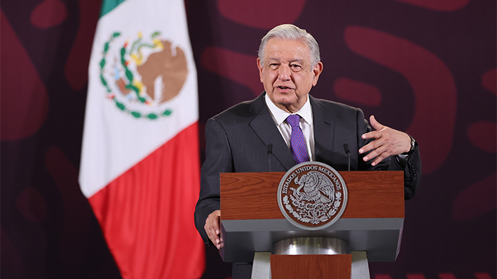 El presidente de México, Andrés Manuel López Obrador, habla durante la sesión informativa diaria en Palacio Nacional el 12 de marzo de 2024 en la Ciudad de México, México. (Hector Vivas/Getty Images)