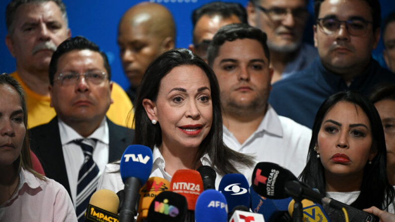 La líder opositora venezolana María Corina Machado (c) habla durante una rueda de prensa en la sede de su partido en Caracas (Venezuela) el 20 de marzo de 2024. (Federico Parra/AFP vía Getty Images)