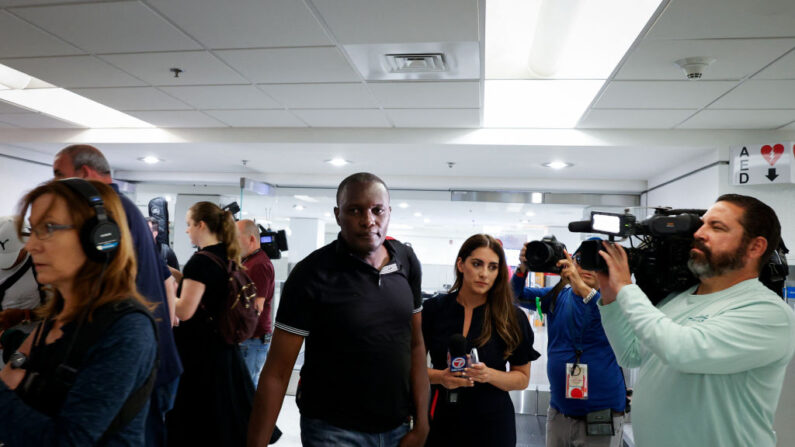 Ciudadanos haitiano-estadounidenses salen tras llegar en un vuelo chárter desde Cabo Haitiano al Aeropuerto Internacional de Miami en Miami, Florida, el 21 de marzo de 2024. (Marco Bello/AFP vía Getty Images)